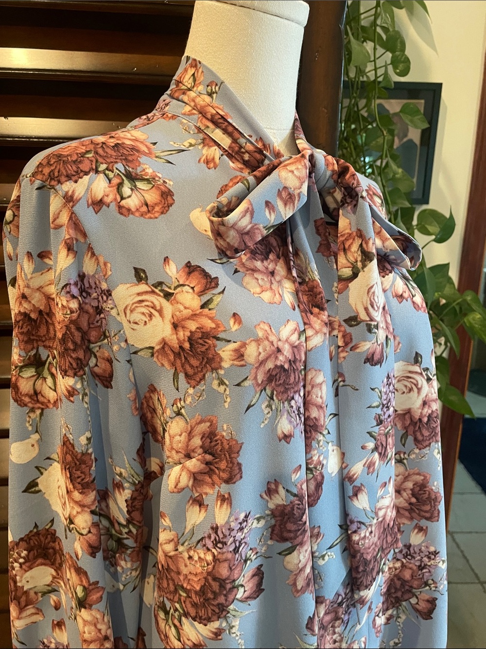 Tahari Arthur S Levine XL Floral Tie-Neck Blouse in Light Blue Floral - Picture 4 of 9